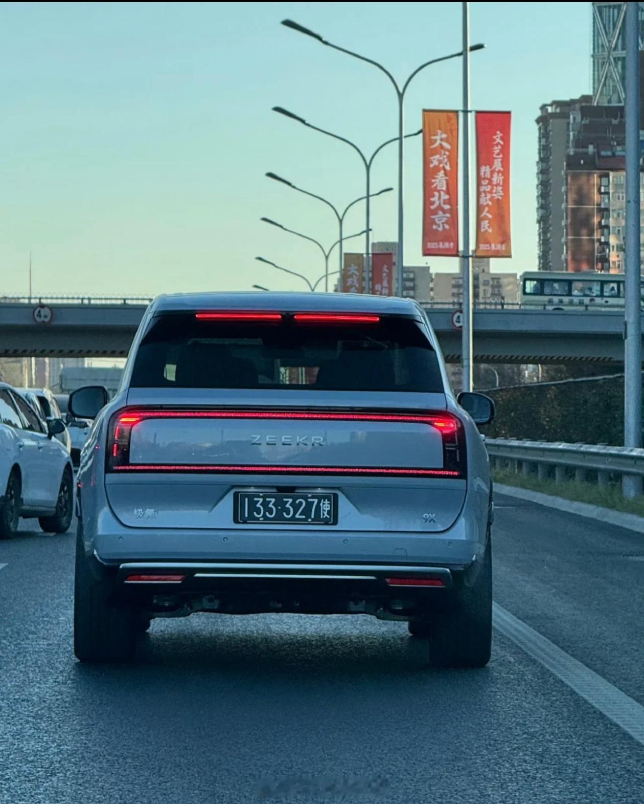 早鸭！这是哪个大使馆的极氪9X，老外挺有眼光啊