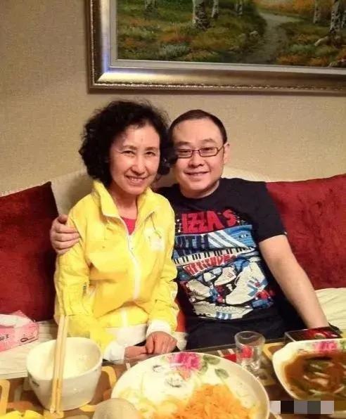 镜头中的刀郎头发稀疏，笑容可掬，目光沉和，面孔慈祥；一旁的母亲金相玉质，清丽娴雅