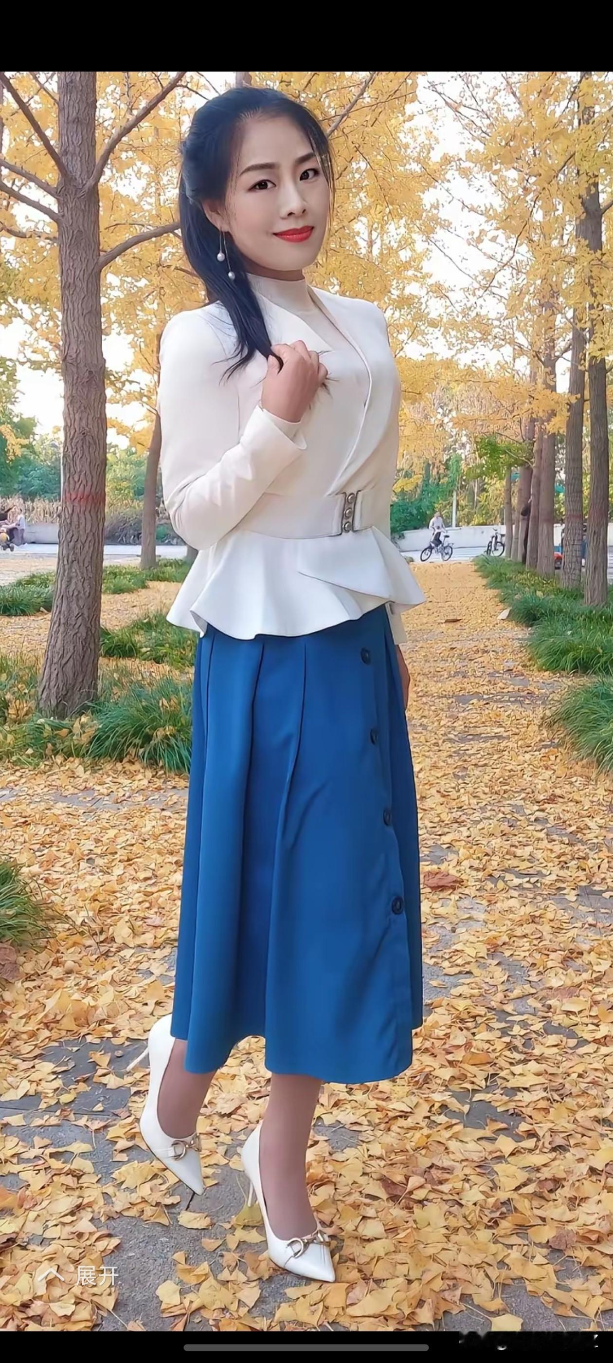 蓝白配什么样的裙子穿起来显得腿长啊?