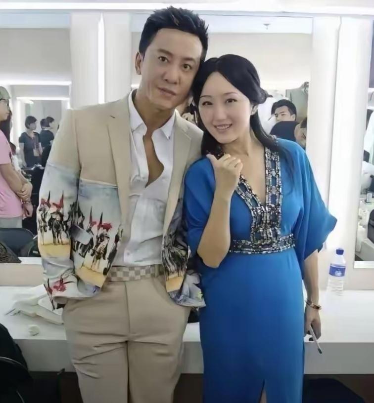 曾经众人羡慕的金童‑玉女组合，勾起无数回忆。时光匆匆流逝，二人五官底子依旧出众，