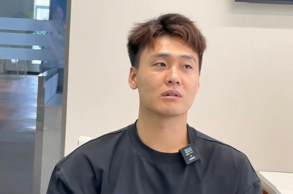一年前的亚洲杯，咱们还能拿捏新西兰全主力。昨晚那场球，分差不大，可心里那根刺，扎