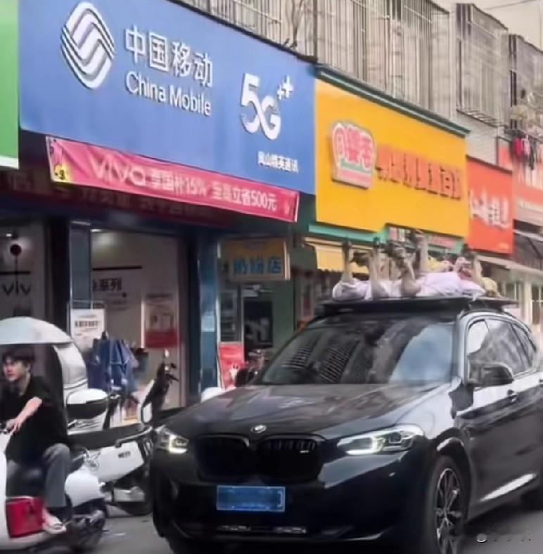 2月23日，广西博白一男子开车载着17只鹅和4只鸡鸭返回广东，一路被网友拍下视频