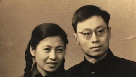 于敏跟妻子说：“氢弹爆炸成功，我们买一只烤鸭庆祝庆祝吧？”妻子却表示：哎呀！氢弹