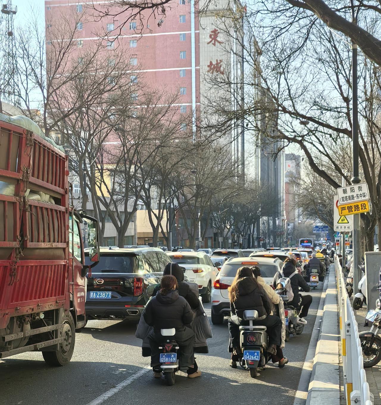 今天是新年的第一天，在山西太原朝阳街的服装城商圈人头攒动，车水马龙，堵车那是一个