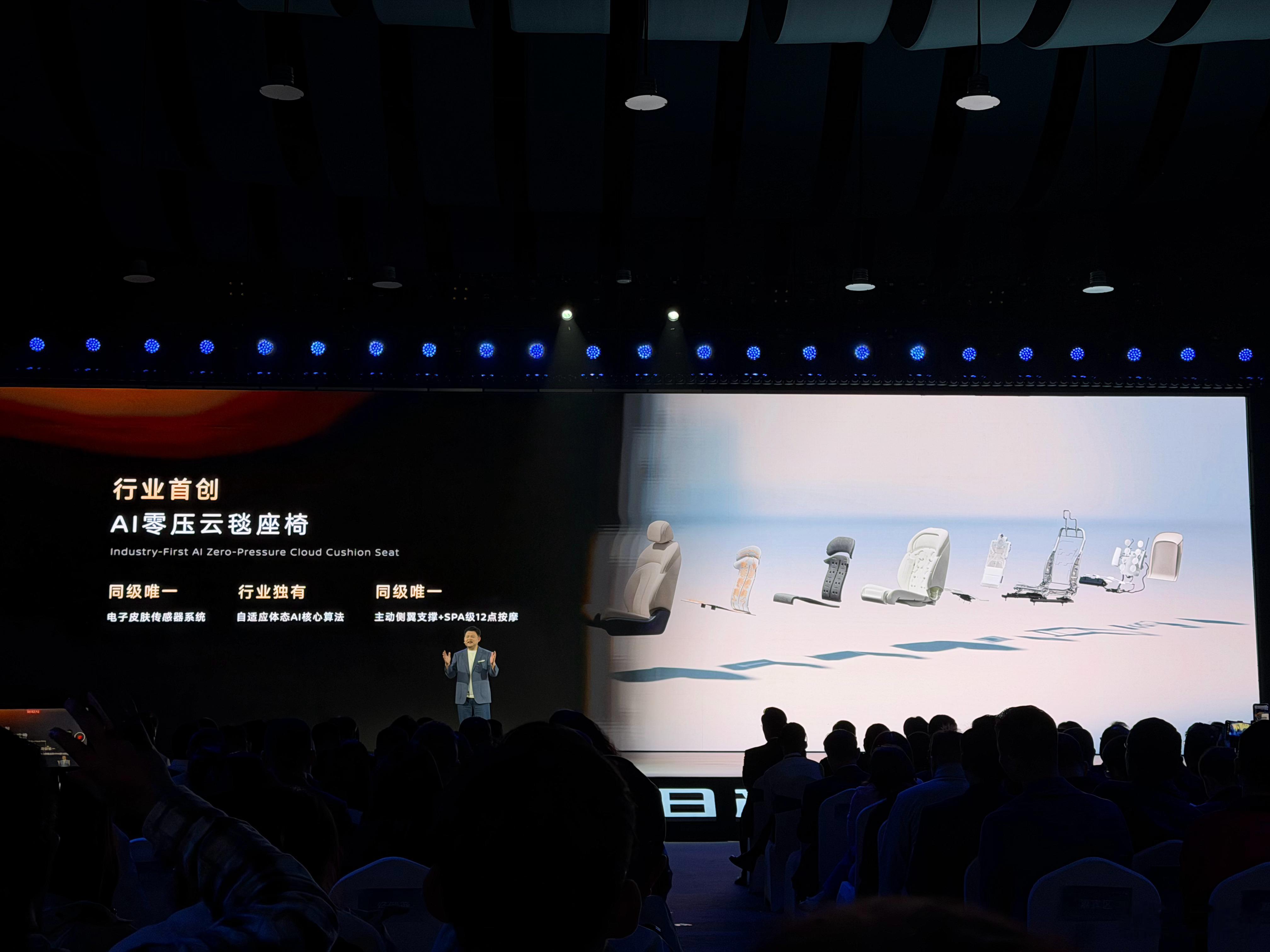 笑死，沙发厂又整新活，把日产 N6 的后排座椅做成「真·大沙发」了，能放客厅那种