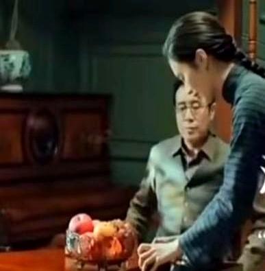 电视剧《沉默的荣耀》里吴公馆的一位仆人。

导演镜头总往她身上怼，这可不是偶然！