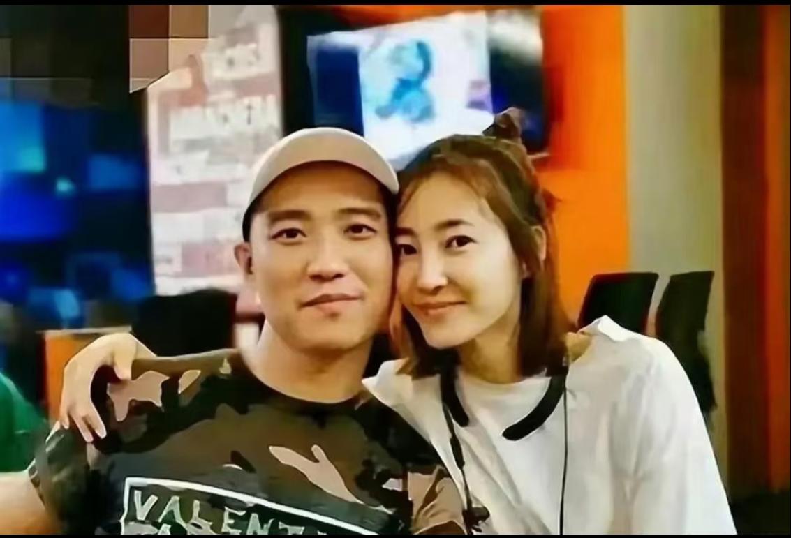 说王丽坤是恋爱脑本脑，真是一点也不为过。

她老公詹浩礼是北京人，学历低，早年在