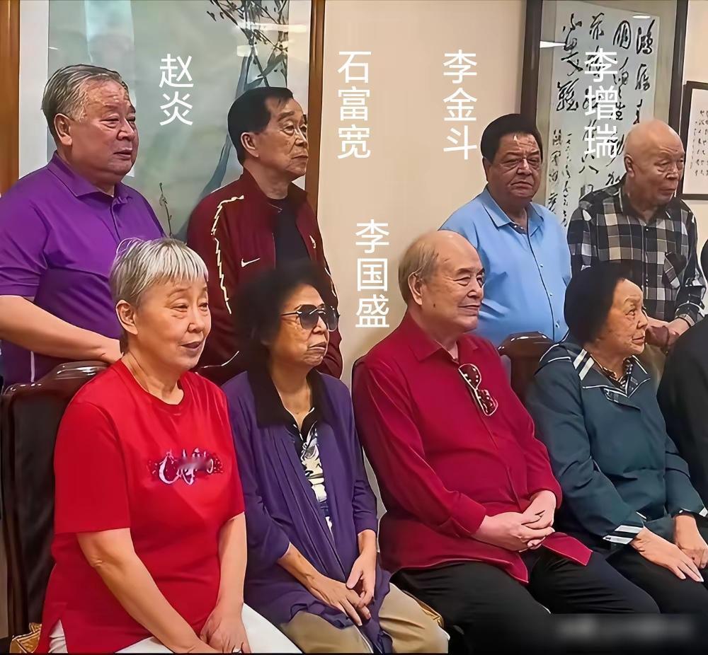 某纲说：“四个说X声的对着骂街，谁活到最后，谁就有话语权，谁就是Y术家。”