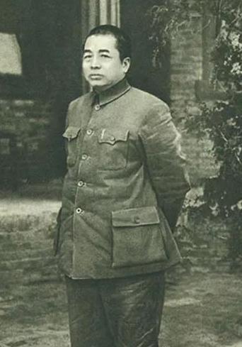 1956年，北海公园门口，彭德怀看着"休息"的牌子，又看看空无一人的园子，对警卫