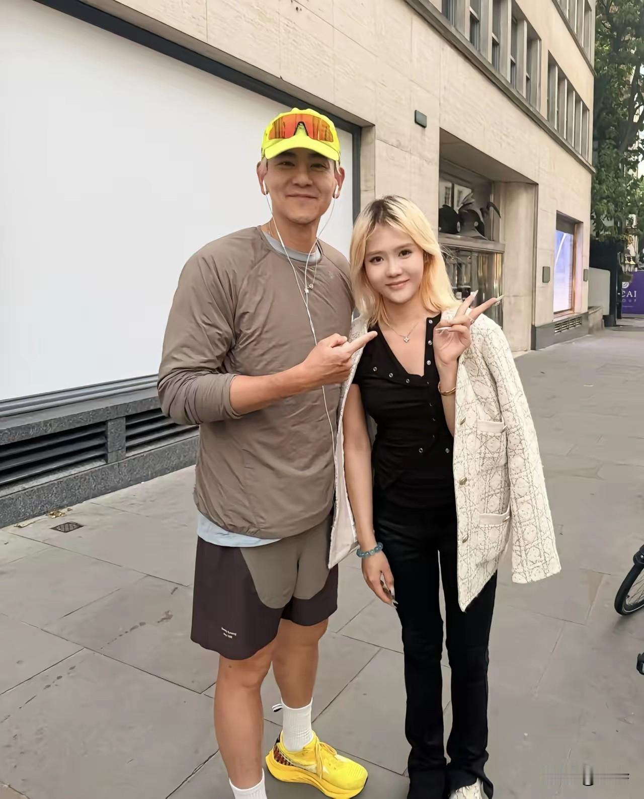 伦敦唐人街的街头野生彭于晏！一身运动服快走，这健硕挺拔的身材+小麦色肌肤，性张力