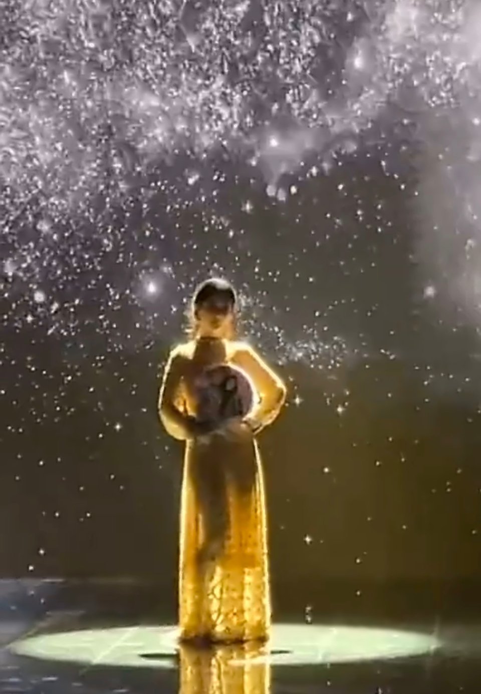 灯光一打 什么雷霆比例。。微博之夜你又在陷害我紫，哼 明年不来了