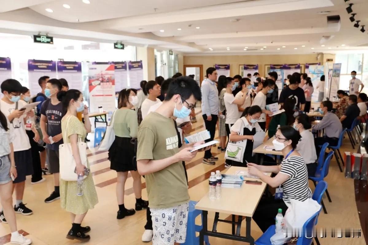 #上大学是农村孩子的唯一出路吗?#
有这种想法的人是极端错误的，这种错误的想法害