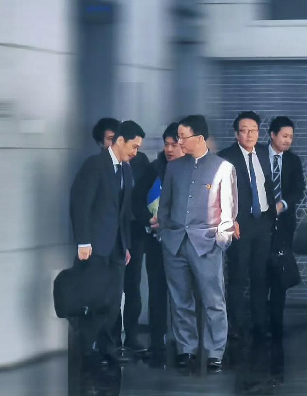 日本的玻璃心碎了。据报道，日方不满中方安排媒体拍摄双手插兜画面。日本内阁官房长官