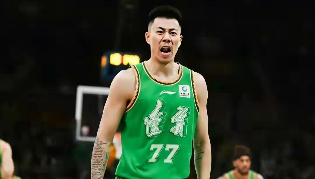 张震麟真的不适合在国家队打球。
上海男篮和浙江男篮进行了一场热身赛。结果浙江队战