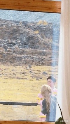 宋雨琦翟子路互拍奔跑吧 被这波反差美学拿捏了！宋雨琦的大衣配墨镜是韩剧女主出走西