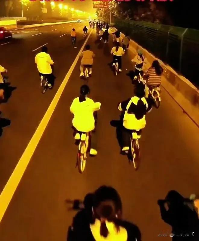  #大学生夜骑郑州# #夜骑单车到开封# #夜骑开封大学生# 郑州大学生夜骑开封