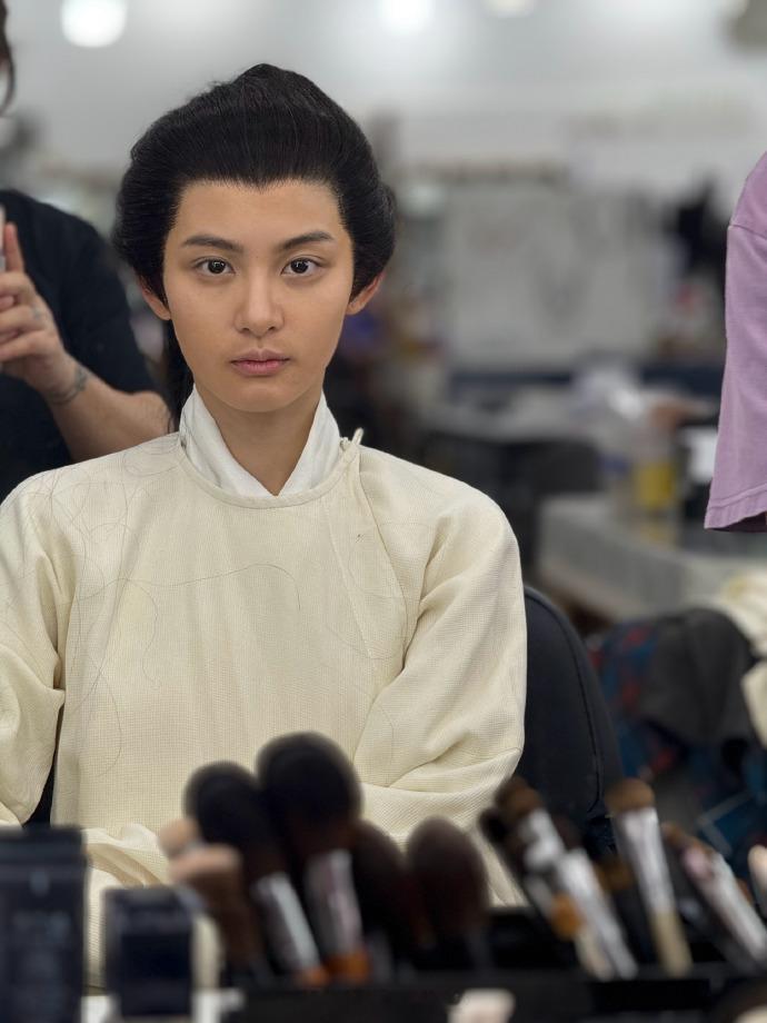 终于懂于正的夸！于正发赵晴女扮男装造型于正说赵晴男装是帅哥  剑眉星目 + 利落