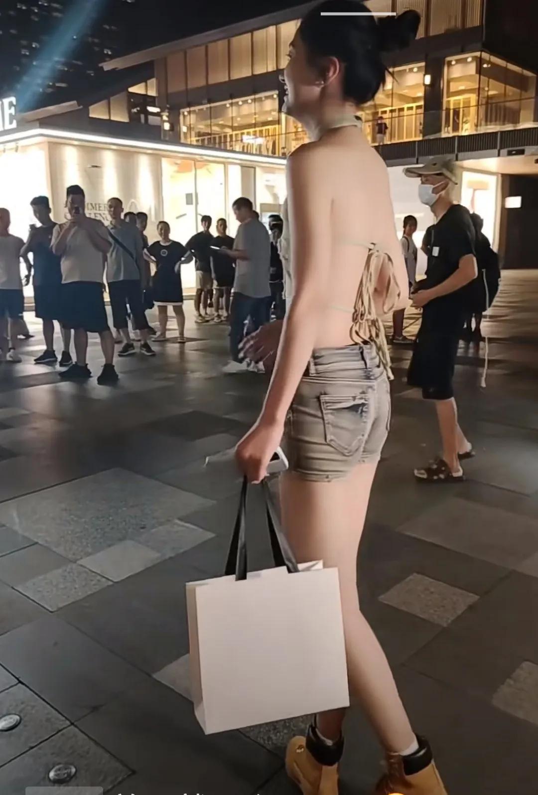 太佩服这些网红们了，穿着如此清凉大胆的着装，成功吸引了众人的眼球！

到底受不受