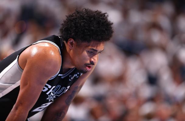 看NBA上咪咕视频，在篮球圣地麦迪逊广场花园球馆举行的总决赛G4，圣安东尼奥马刺