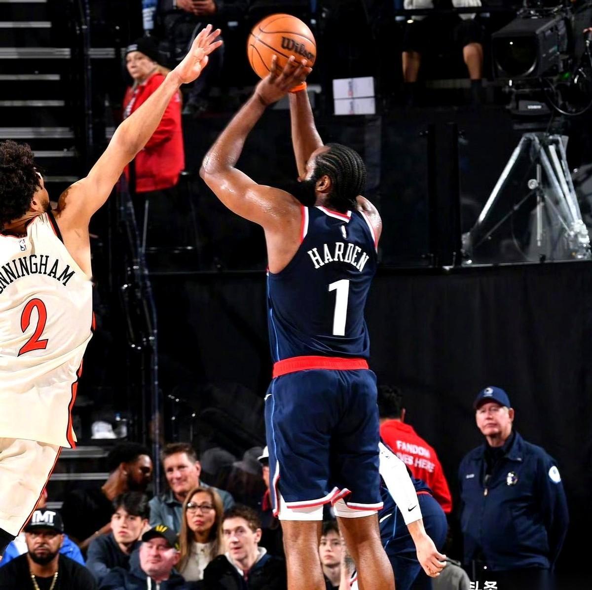 把坎宁安的数据拉出来，再把哈登的数据放在旁边，屏幕上几乎是同一个人的影子。
一边