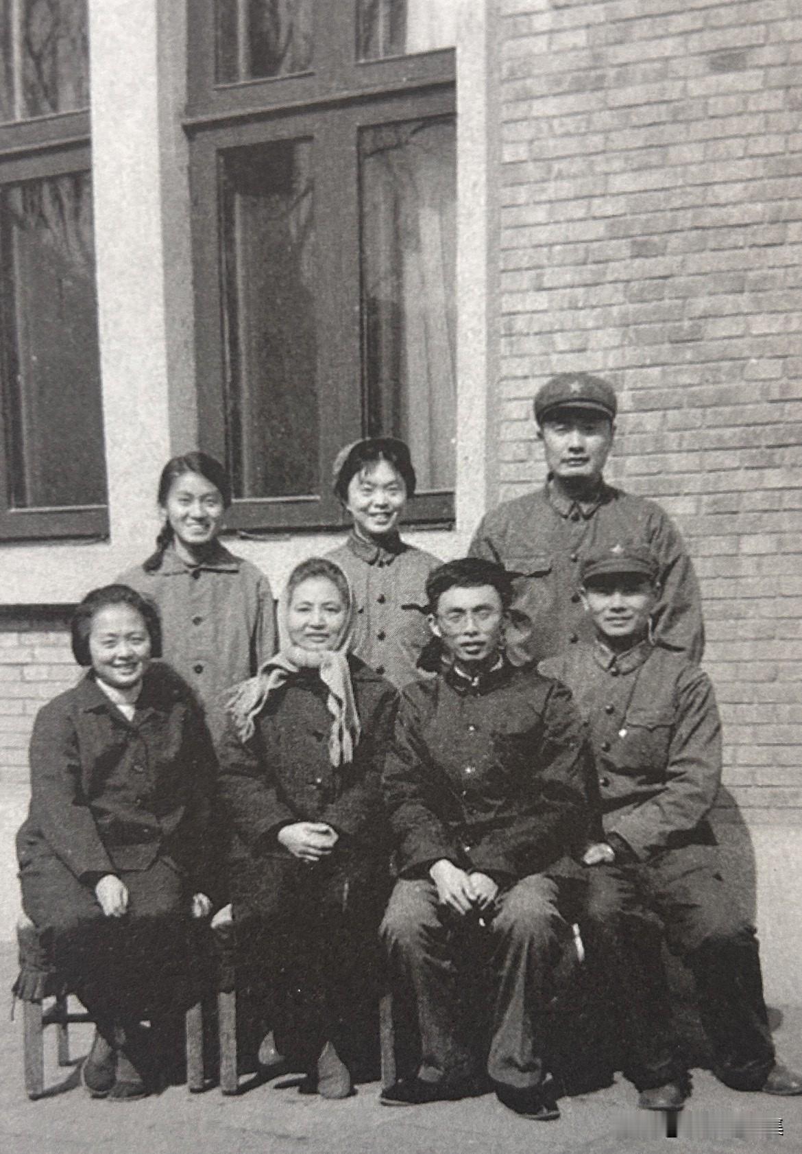 1972年，陈珊珊出国前全家合影，左起：陈珊珊、秦昭、张茜、鲍燕燕、陈昊苏、陈小