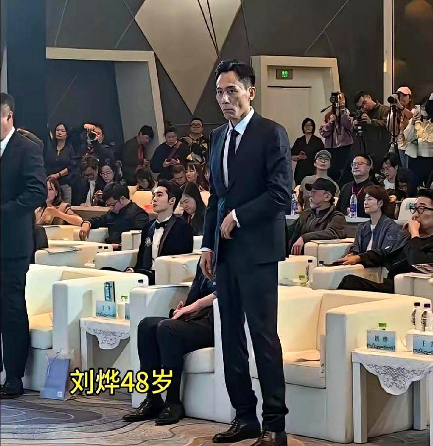 看到刘烨近照真被吓一跳，这眼神像连着熬了几个大夜。
 

脸颊瘦到凹陷，整个人透