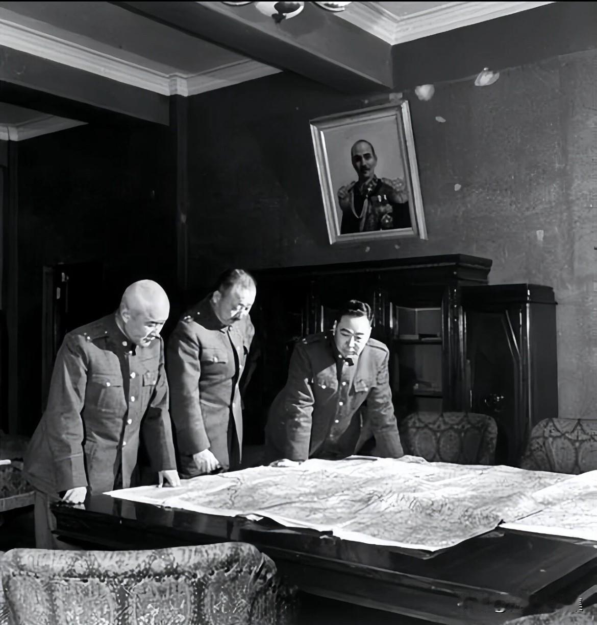 1948年11月，辽沈战役期间卫立煌（中）、周福成（左）、赵家骧（右）研究作战的