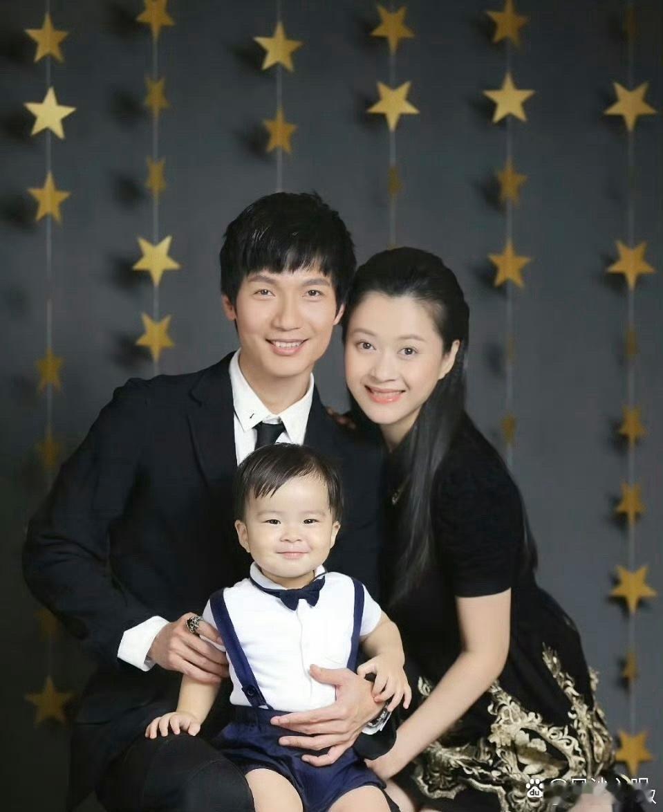 陈楚生老婆刘云，温柔如水的贤妻，她的默默陪伴成就了他的音乐之路，让人心动不已！ 