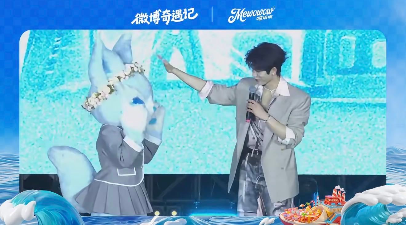 张凌赫好会端水张凌赫摸喵娲娲的头粉丝吃醋了 喵小水上演假哭小戏码，温柔上线摸摸猫