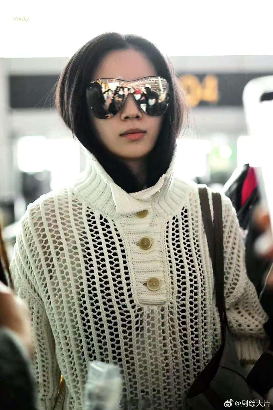 代露娃出发时装周线下人气  现场见证了代露娃的超高人气，粉丝们早早等候，只为见她