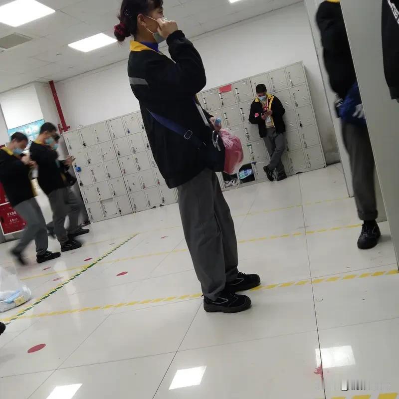 工厂两班倒对身体是否有危害? 工厂两班倒对身体危害可不小。长期两班倒会让生物钟紊