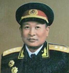 1944年，新四军一司务长因贪污四十元，被判处死刑，消息传到钟期光耳中后，他愤怒