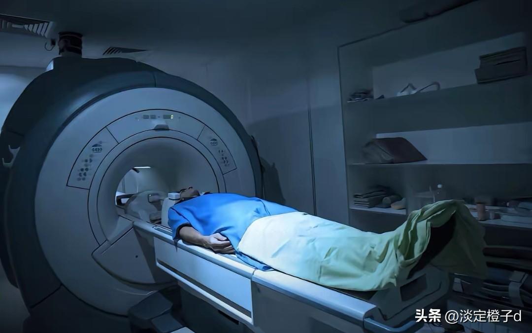 涉事医生已停职
 
武汉唐先生核磁检查被困仪器长达六小时。
新观点层面，医疗核查