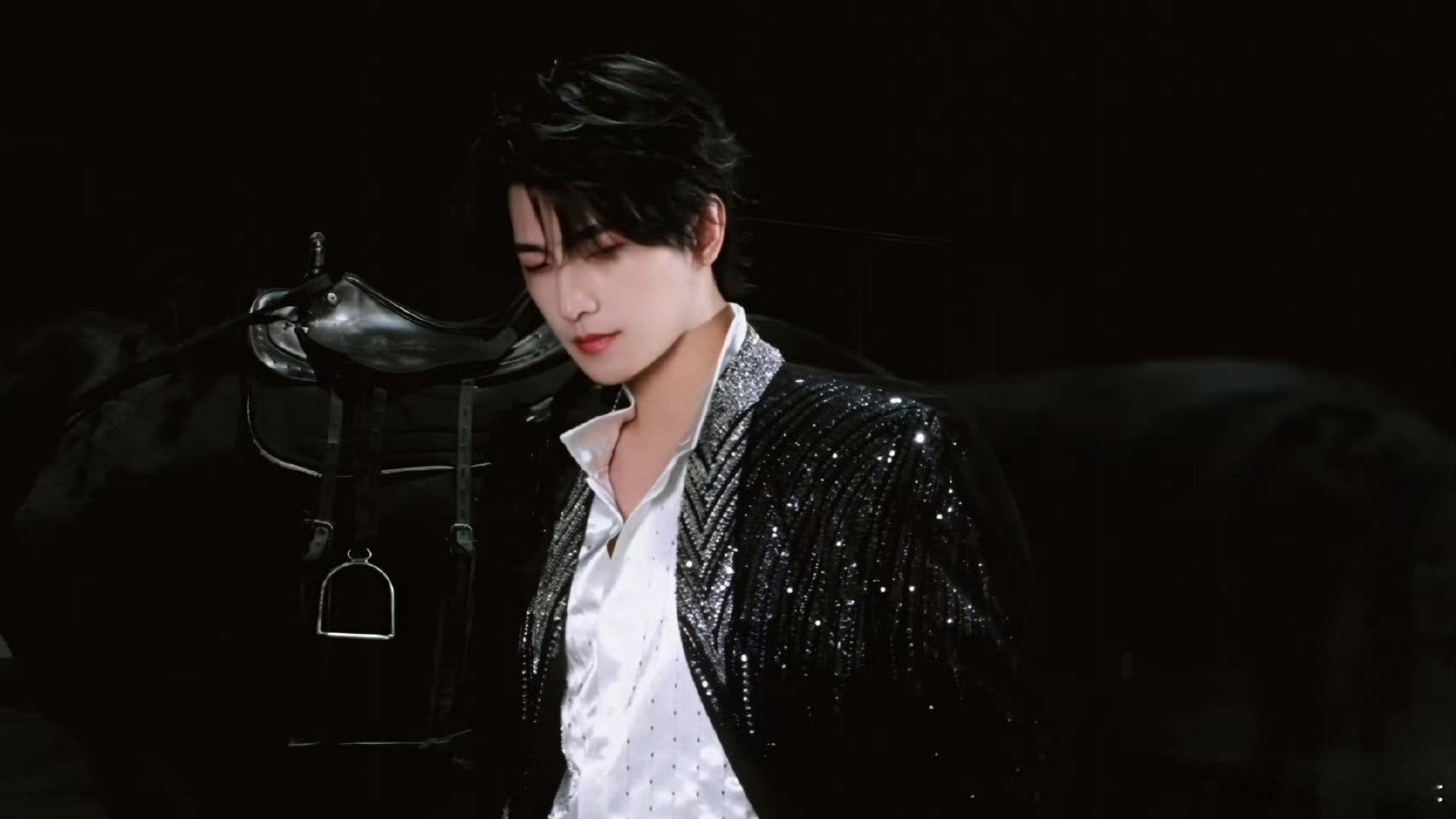 杨洋为了升金V发博跪求天天都是09！杨洋营业太香了，帅图多发点！和雨霖铃互动了，