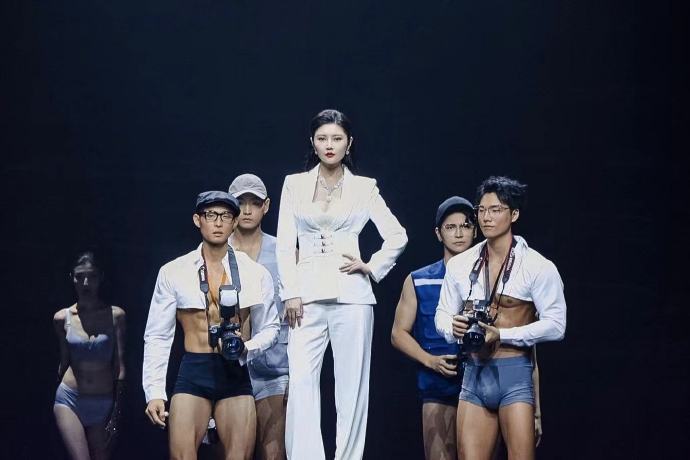 #徐冬冬和四个肌肉男一起走秀#徐冬冬携手四个肌肉男模走秀，身着紧身白西装，霸气侧