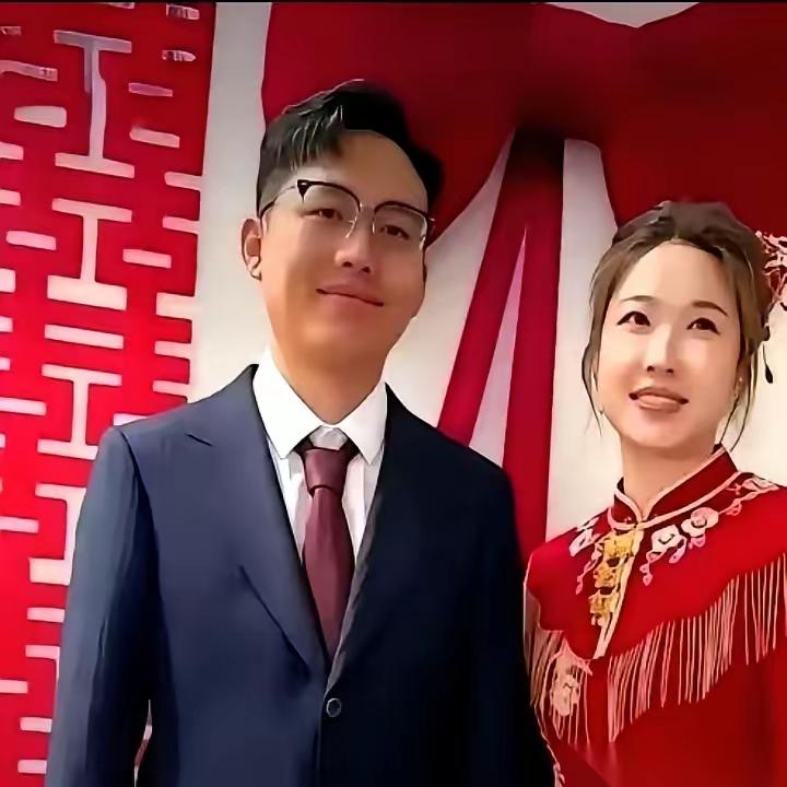 张宇等了7年。

高一认识林晓燕的时候，她是站在讲台上管纪律的班主任。

那个年