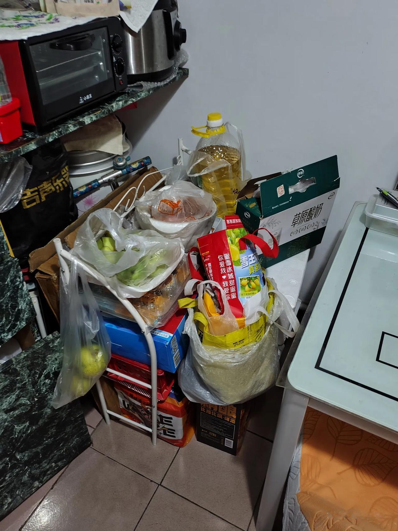 家里老人喜欢留纸箱子，塑料袋，房间和楼道里走路都碍事，看着乱糟糟的好难受，有什么