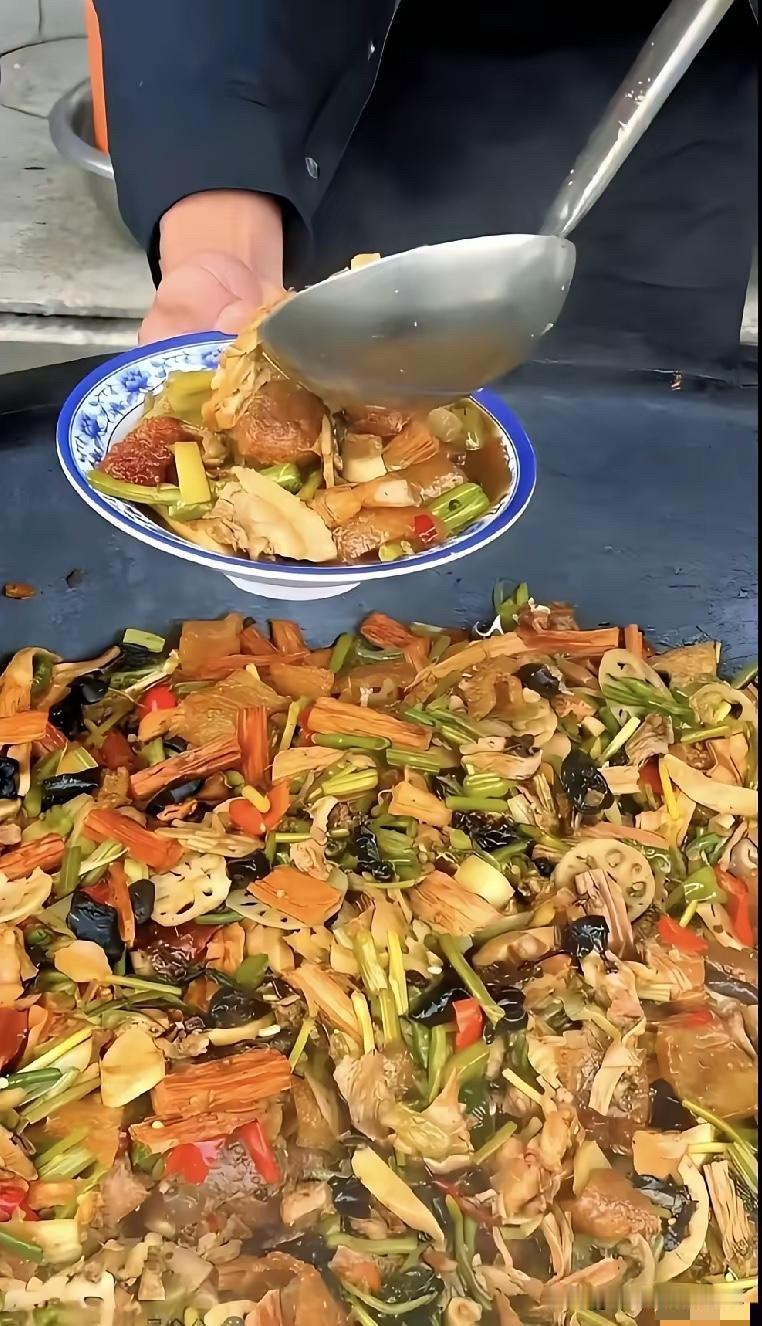 小时候大人吃酒席的时候，都会打包一些剩菜带回家给孩子吃，每次加热剩菜的时候，大人