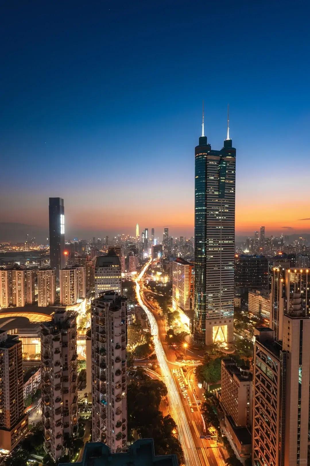 深圳已经不再需要仰视香港了！1990年，深圳的GDP是171.6亿元，而香港的G