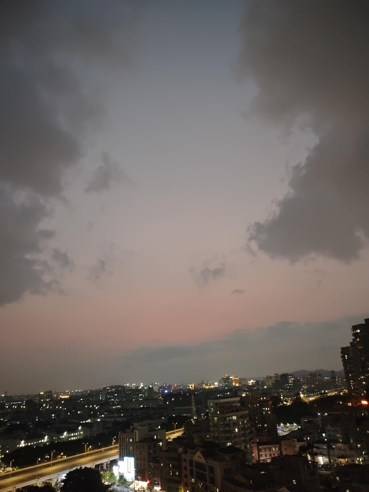 分享一张你最近随拍的照片随拍的照片，阴天的落日夕阳，没有那么艳丽，但也很好看