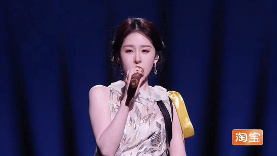 张碧晨 他不懂 张碧晨的《他不懂》舞台，美到窒息，稳到震撼！每一个音符都充满故事