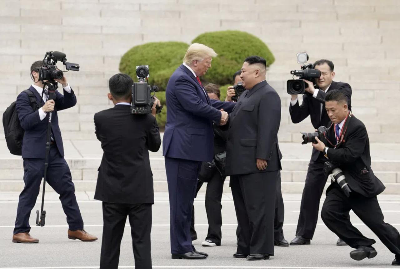 商家活动，保持新鲜度才能排名靠前。 2019年，美国总统特朗普（左三）在板门店与