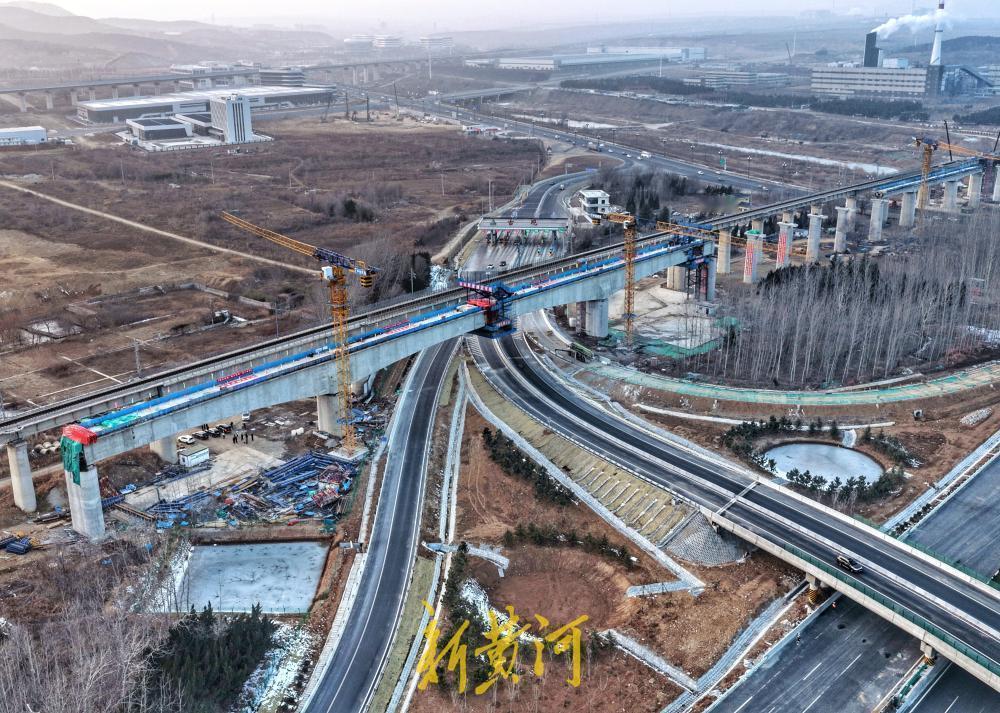 2月3日凌晨，由山东铁投集团济青高铁公司建设的龙烟市域铁路臧家特大桥跨荣乌高速公