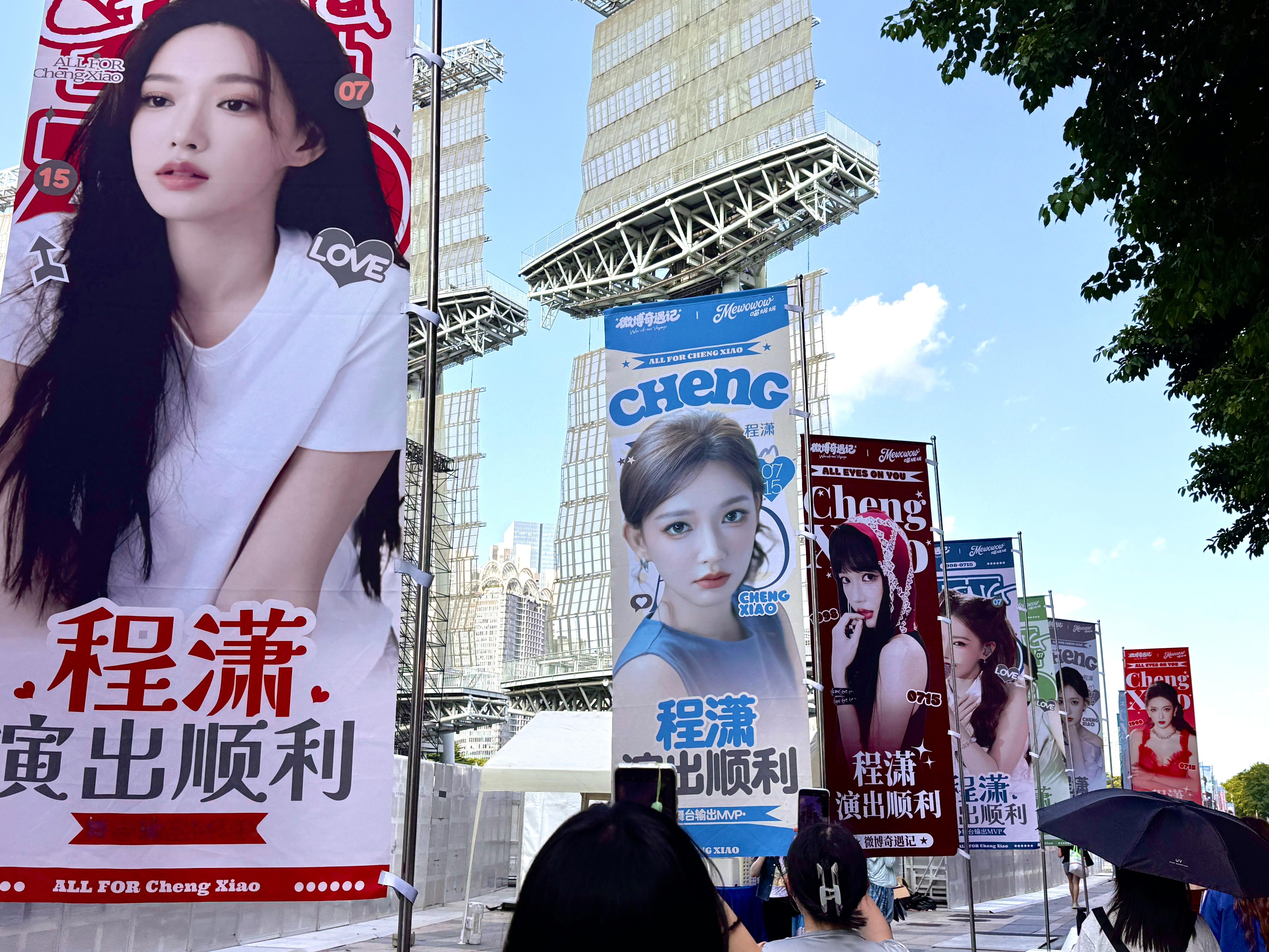 虽然在第一排但是很偏TT 所以主要拍的大屏 trouble maker太激动了没