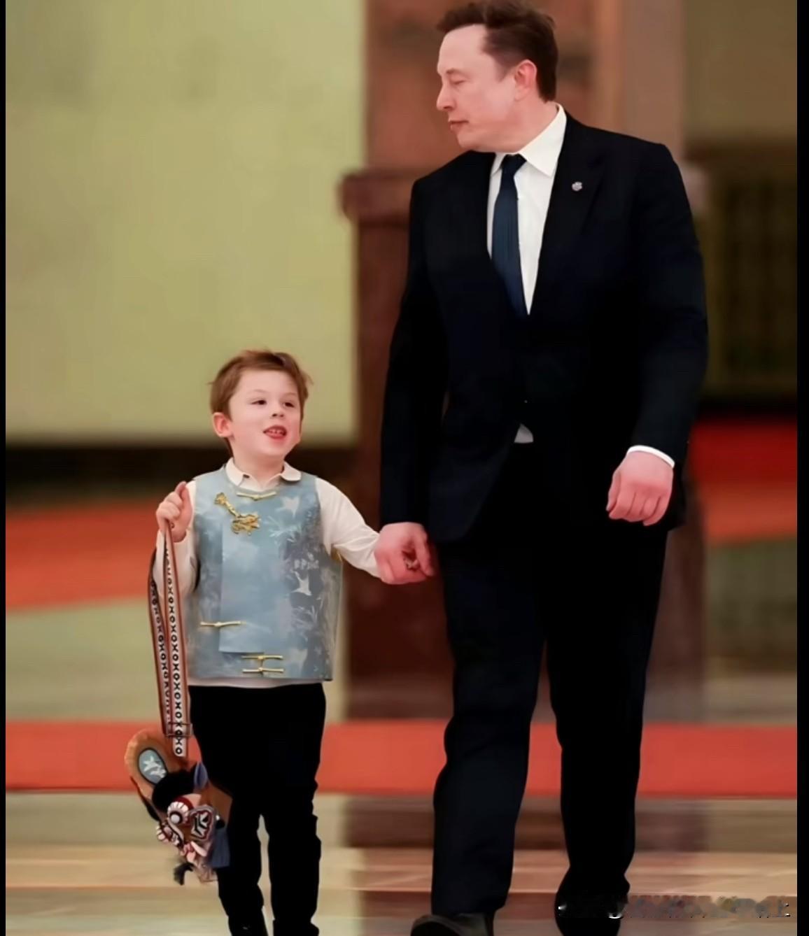 马斯克在这么重要的场合都会带上小儿子，我觉得好震撼啊，震撼的原因不是他多爱孩子，