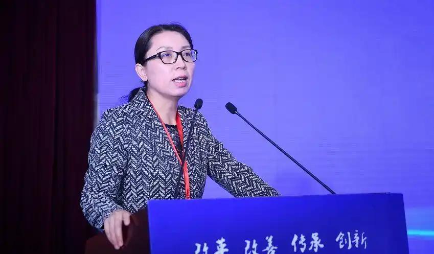 焦雅辉，履新了。疫情期间一场场新闻发布会，我们认识了她。说话干脆实在，不绕弯子，