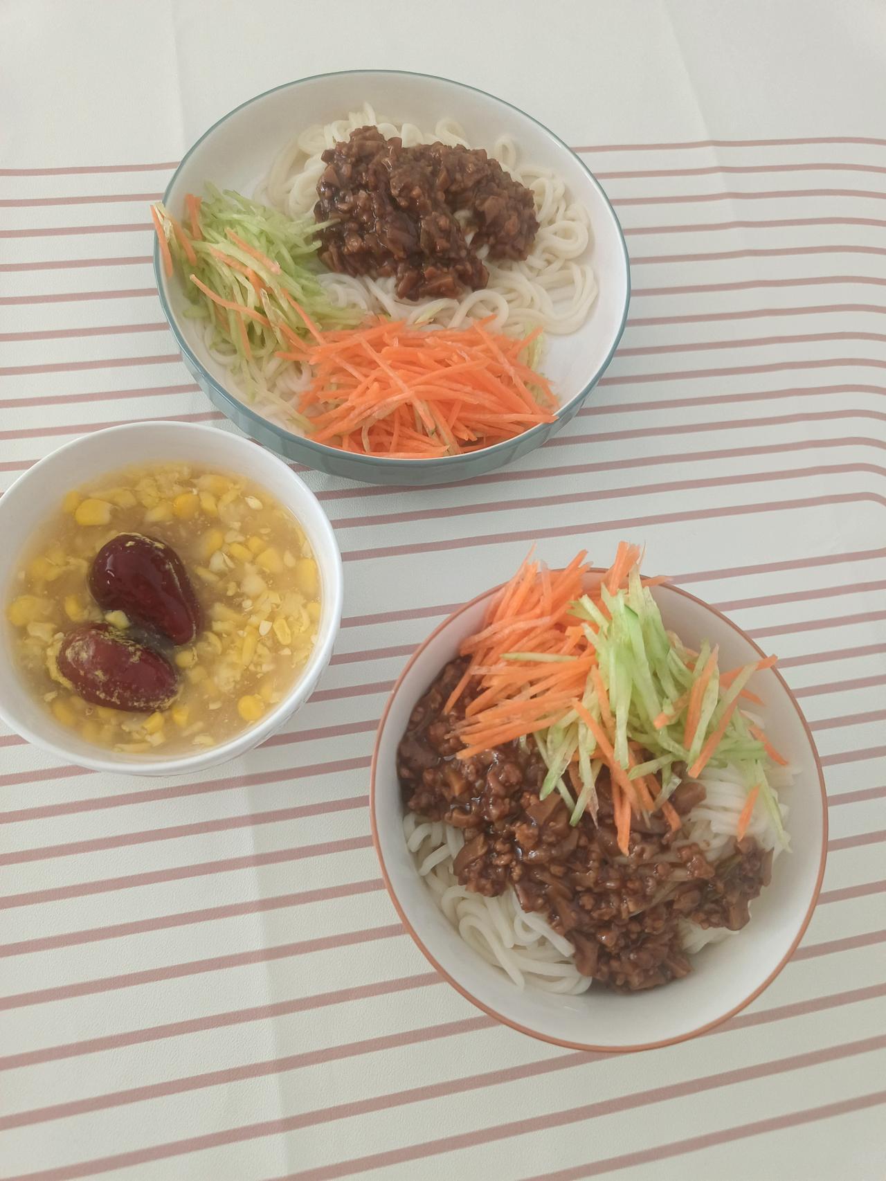 婚后的女人真得太累了，
一样上班，
一样赚钱养家，
可男人回来了就是躺平，
因为