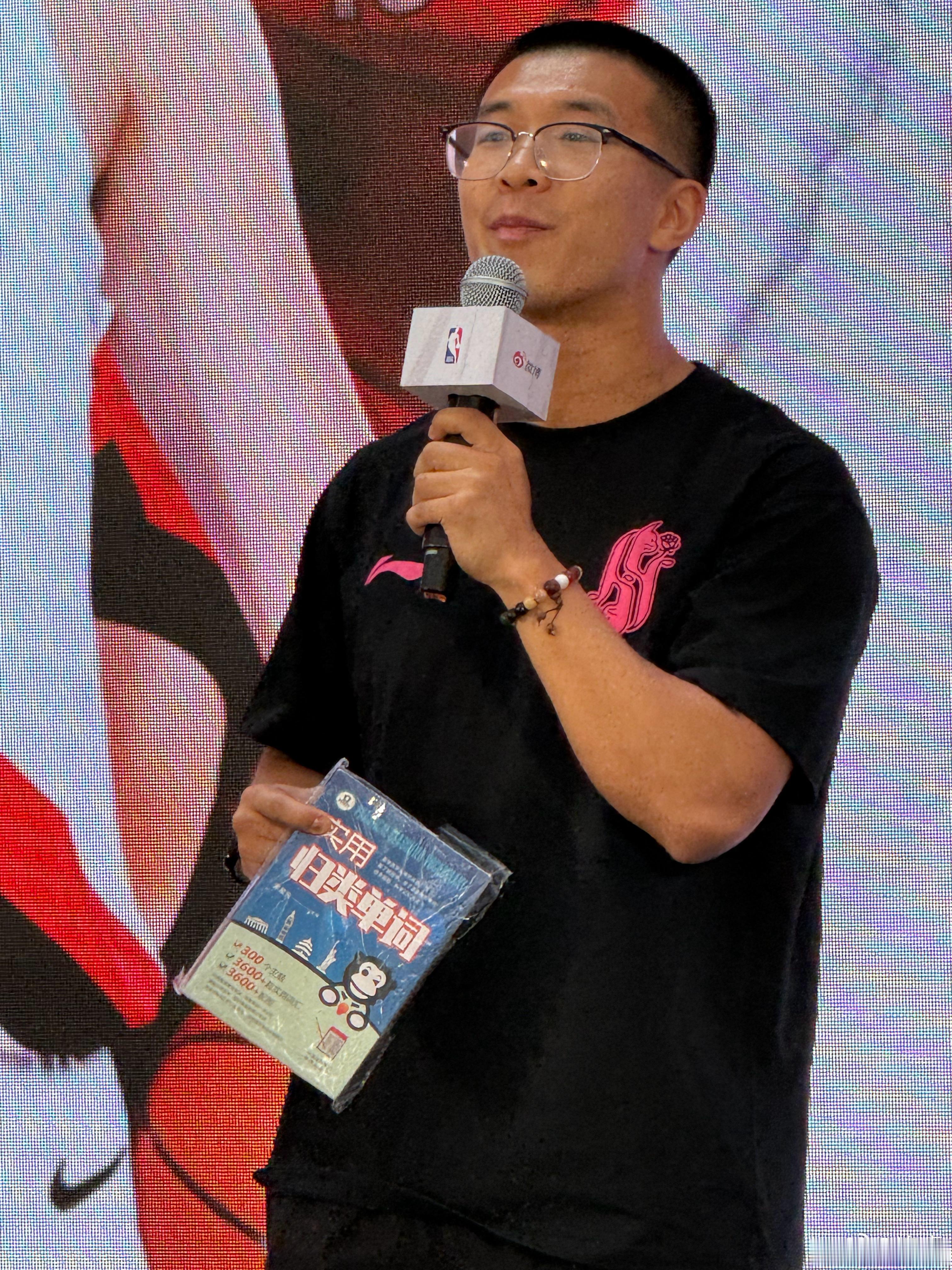 刘禹铖手里拿着的是他2024年给杨瀚森的生日礼物，原件。“我那天去他屋里看见，封