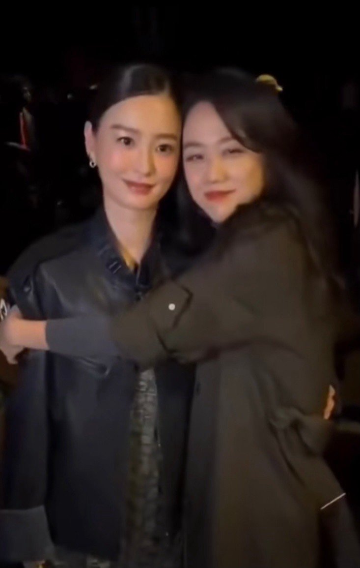 #汤唯全智贤郑裕美同框看秀# 当地时间19日，汤唯和全智贤在伦敦时装周同框看秀。