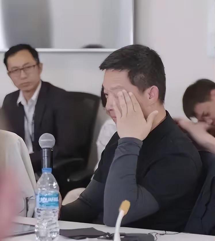 贾跃亭数度哽咽：是散户救了我们！
老贾真是太牛了，再一次力挽狂澜。
FFAI的首